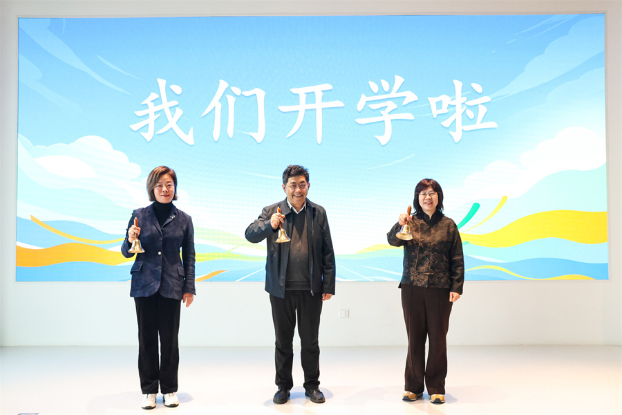 同济大学常务副校长吕培明,上海博物馆党委书记汤世芬,市委宣传部宣教处处长王磊,共同打响开学第一课铃声.jpg 同济大学常务副校长吕培明,上海博物馆党委书记汤世芬,市委宣传部宣教处处长王磊,共同打响开学第一课铃声.jpg