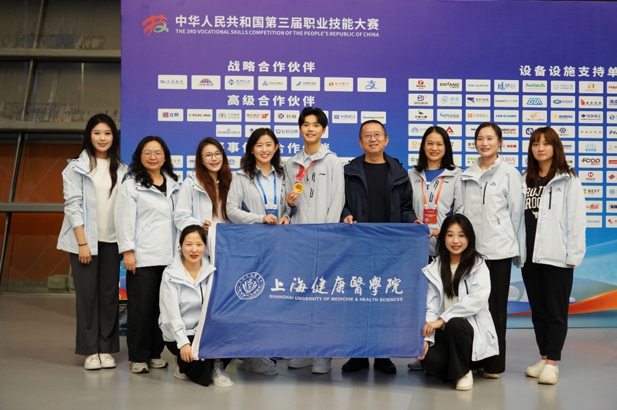 闵思达等师生在国家职业技能大赛赛场上 闵思达等师生在国家职业技能大赛赛场上
