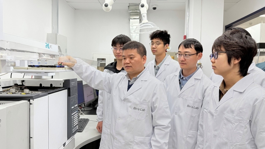 徐斌教授在指导学生做水质检测。 徐斌教授在指导学生做水质检测。
