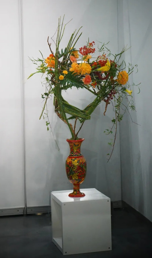 陆亦炜用易折花材做的赛场作品。