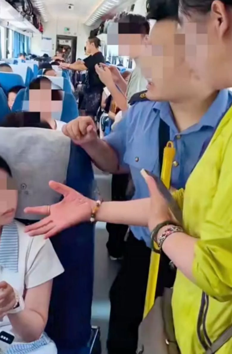 两女孩买三张火车票,一座位专放零食,站票乘客想坐遭拒!网友吵翻