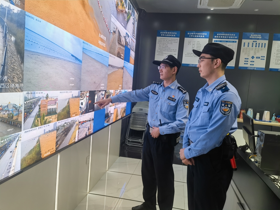 象州路派出所民辅警在城市沙滩开展视频巡查