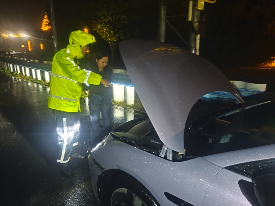 民警救助车辆抛锚司机