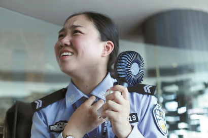 大暑天里来了新辅警
