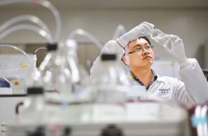 一名工程师在江苏苏州信达生物公司研发实验室工作.  新华社发