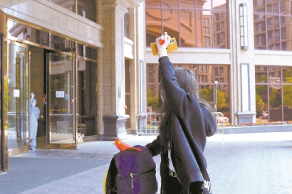 刘若琳走出隔离点,转身向工作人员和志愿者挥手道别.