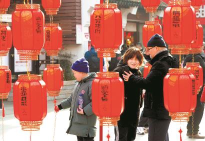 老街鐘樓廣場,周邊點綴著紅燈籠和吉祥祝福語,龍年春節的氛圍迎面撲來