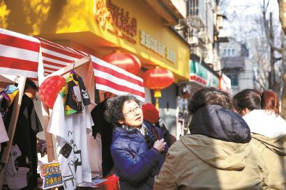 “淮海家·零距离家园”办起热闹集市，打通社区服务“最后100米”。本报记者 海沙尔 摄