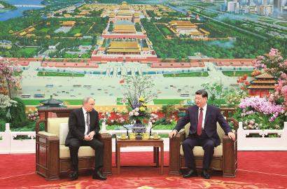 5月20日晚，国家主席习近平在北京人民大会堂同俄罗斯总统普京举行茶叙。  新华社记者  丁海涛  摄