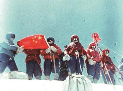 1975年中国登山队从北坡胜利登顶珠峰。