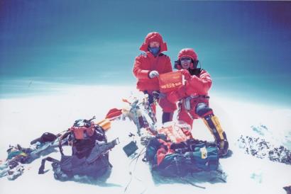 1998年中国登山队在波司登的助力下登顶珠峰。