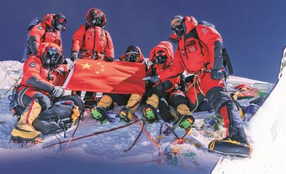 波司登登山队登顶世界之巅。