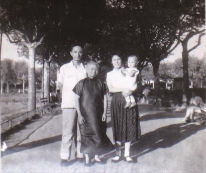 1959年，吴早文全家与范琪妈妈（左二）合影  作者提供