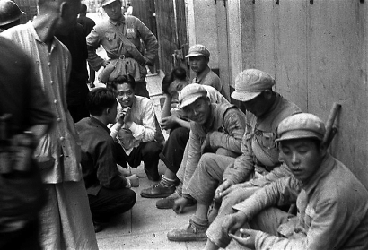 1949年5月25日，上海市民与进入市区的中国人民解放军战士热情交谈  新华社发（资料照片）