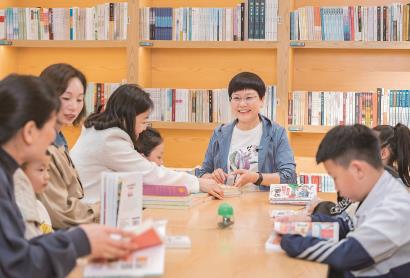 汤素兰和孩子们在一起  受访者供图
