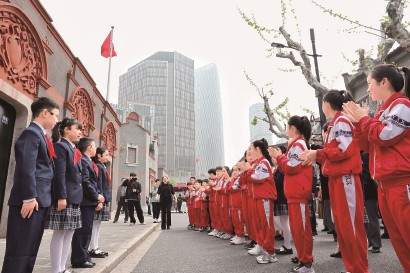 来自黄浦区卢湾一中心小学和嘉兴市实验小学的少先队红领巾讲解员代表走进中共一大纪念馆参观研学。  本报记者  赖鑫琳  摄