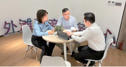 外滩营商服务中心工作人员与企业交流。<br>受访者供图