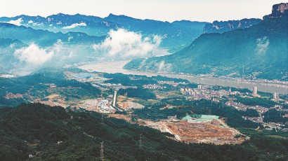 6月8日拍摄的三峡水运新通道工程三峡枢纽新通道施工现场。  新华社发