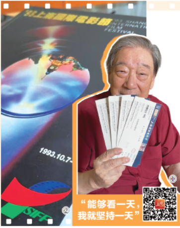 ①李长年展示电影节要看的片子。  <br>②李长年收藏的电影节资料。  钟菡  摄