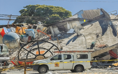 这是6月8日地震发生后在菲律宾桑托斯将军城拍摄的损毁的建筑。新华社发