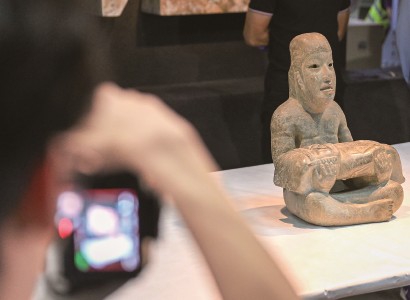 6月11日，媒体人员拍摄拉斯-利马斯1号纪念碑。<br>新华社记者  陈浩明  摄