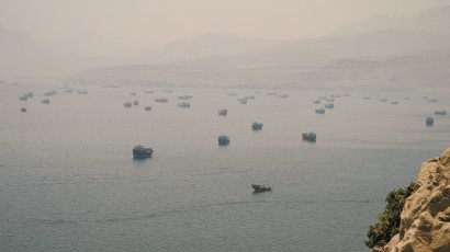 这是6月11日在阿曼穆桑代姆拍摄的霍尔木兹海峡水域停泊的船只。伊朗武装部队6月11日说，即日起霍尔木兹海峡对所有船只关闭。  新华社/路透