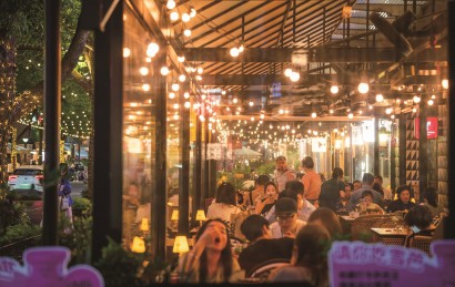 大学路夜市烟火气浓厚，夜间消费市场人气旺盛。