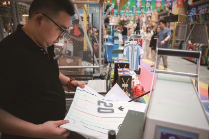 嗅到商机的商家为顾客提供球衣印号服务。