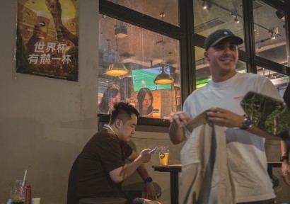 巨鹿路沿街餐饮店内，电视机已经切换到足球相关频道。