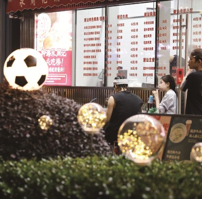 闵行商业街区配套足球主题灯光设施，营造浓厚的赛事消费氛围。