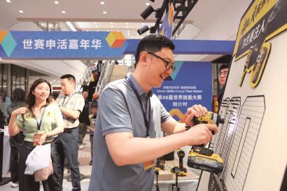 昨天，第48届世界技能大赛倒计时100天主题活动在普陀百联中环购物广场举行。展示卓越技艺赋能美好生活的“世赛申活嘉年华”人气爆棚，市民纷纷排队争做“体验官”。  本报记者  李茂君  摄