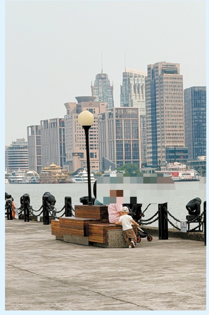 富都滨江欢乐广场附近的护栏高度仅约50厘米。  均  唐乙隽  摄