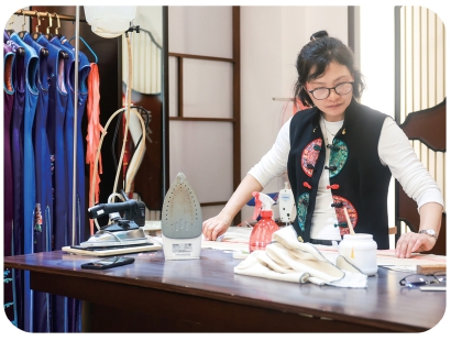 近来，越来越多海内外定制品牌“扎堆”南京西路。图为陕西北路上的百年老字号龙凤旗袍店内景。  本版配图均为资料图片