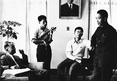 1959年，陈钢（右二）在讨论小提琴协奏曲《梁祝》。  资料照片