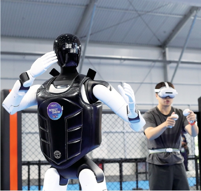2026世界人工智能大会张江分会场，泾鼎智链的机器人实现了200毫秒级传输下的人机实时对抗。图为机器人展示叶问咏春招式。  本报记者  蒋迪雯  摄