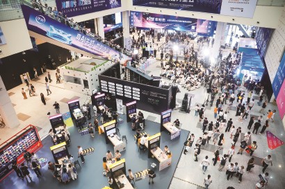 2026世界人工智能大会世博展览馆内人头攒动。 本报记者  海沙尔  摄