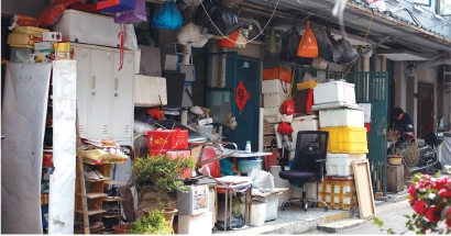 几十年的家什越积越多，实在没地方放，底楼居民只能把门前堆出一个“杂货铺”。