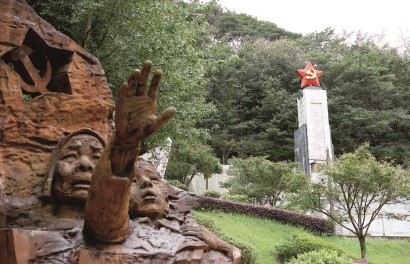 上图：8月31日在广东仁化县拍摄的铜鼓岭红军烈士纪念园。  新华社发