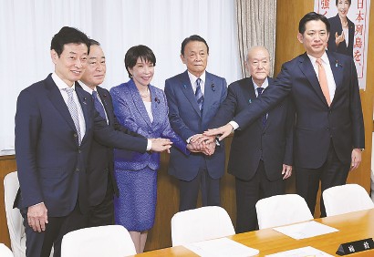 9月16日，日本东京，自民党高层举行特别总务会会议后合影，从左至右依次为：西村康稔、梶山弘志、高市早苗、麻生太郎、铃木俊一、小林鹰之。视觉中国