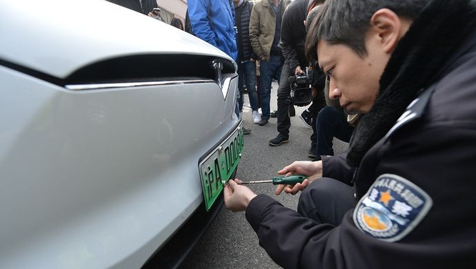 特斯拉车主获上海首块新能源车牌照:车牌跟车一样酷