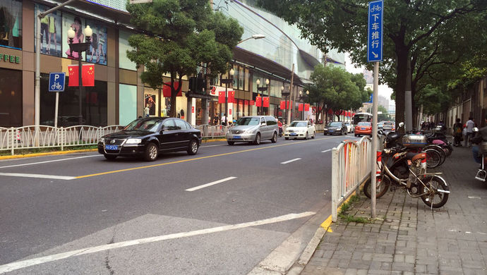 非机动车道中断后,电动车冲上人行道,险象环生