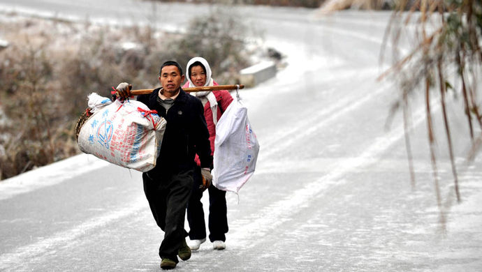 夜投回乡路,在飘着细雪的晚上