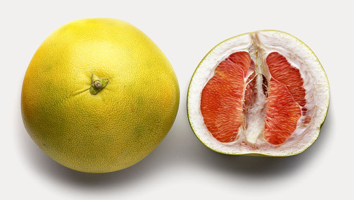 红心柚子是被打针染色而成 记者将有色液体注入柚子内部 结果
