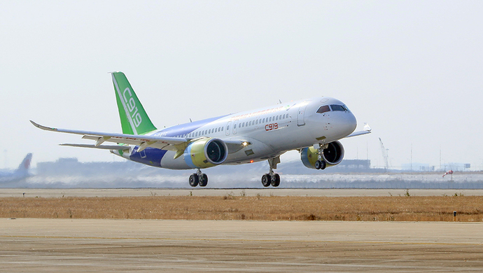 历时两小时,c919第二架机降落在浦东机场,首次在首飞中完成起落架收放