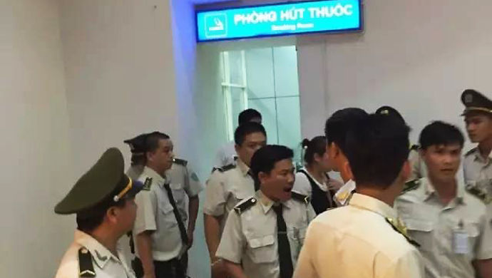 中国游客揭越南海关收小费恶行:轻则刁难重则