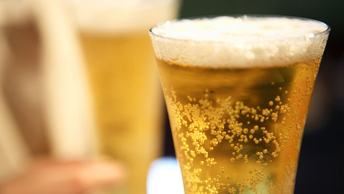 小心喝到假啤酒!网传工人回收啤酒罐徒手灌啤酒