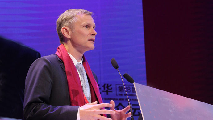 阮大为精通汉语普通话,法语,达里语和希腊语,曾在华盛顿特区