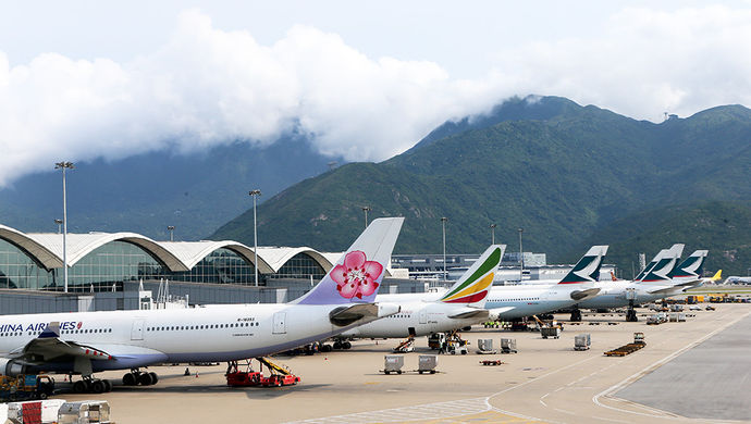 摘要:一輛國泰航空餐車在香港機場撞上東航飛機,顯然香港機場在此次