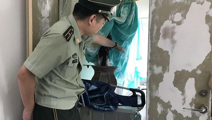 关注身边隐患③为堆物通道装立柜建加夹层?居