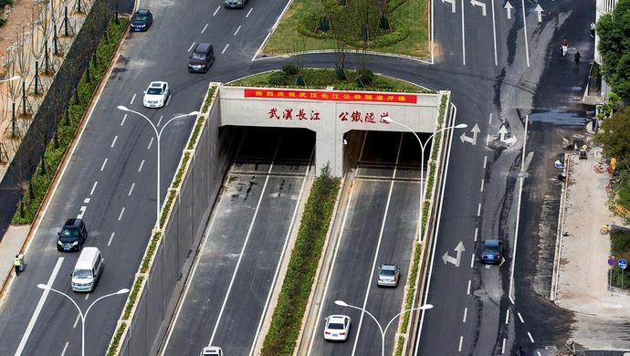 国庆节当天,武汉长江公铁隧道的成功贯通再次向世界证明了中国基建的